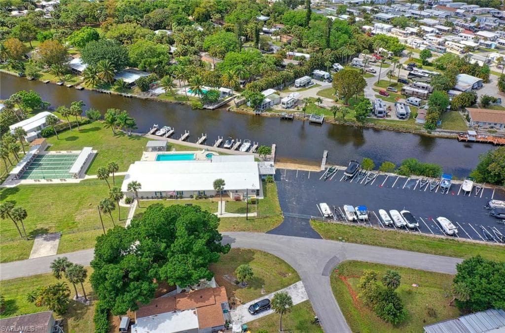 2 Sonderhen Dr, Naples, FL 34114-38