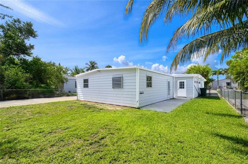 2 Sonderhen Dr, Naples, FL 34114-4