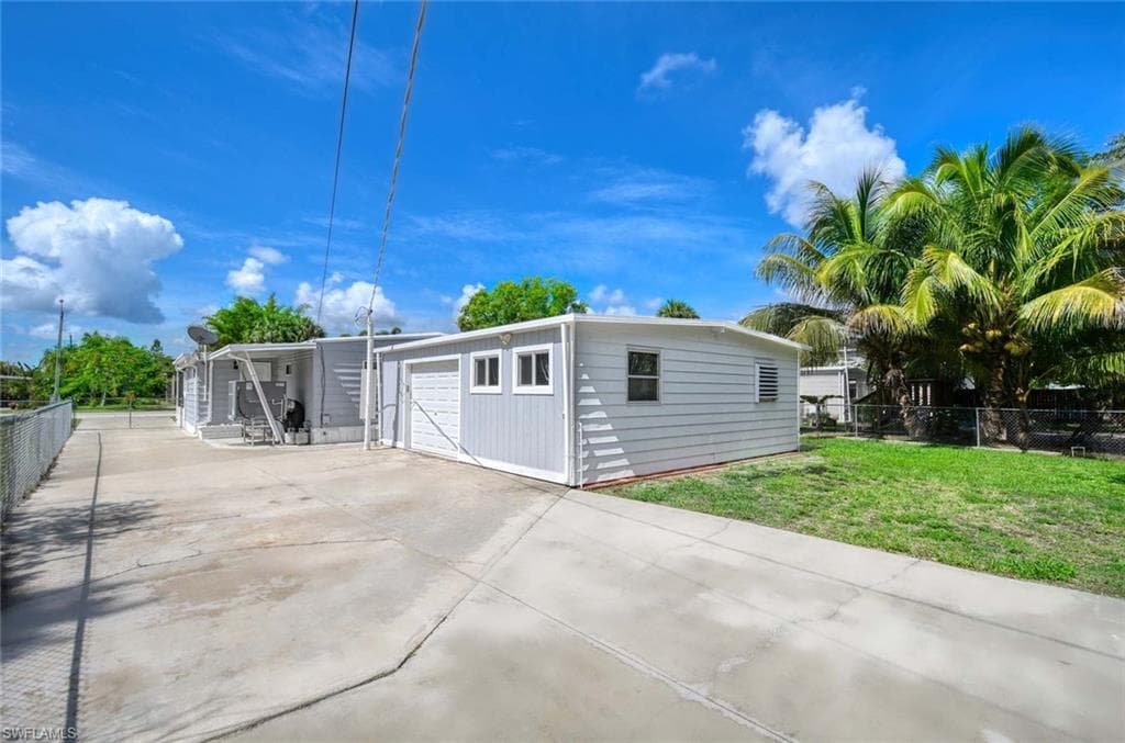 2 Sonderhen Dr, Naples, FL 34114-5