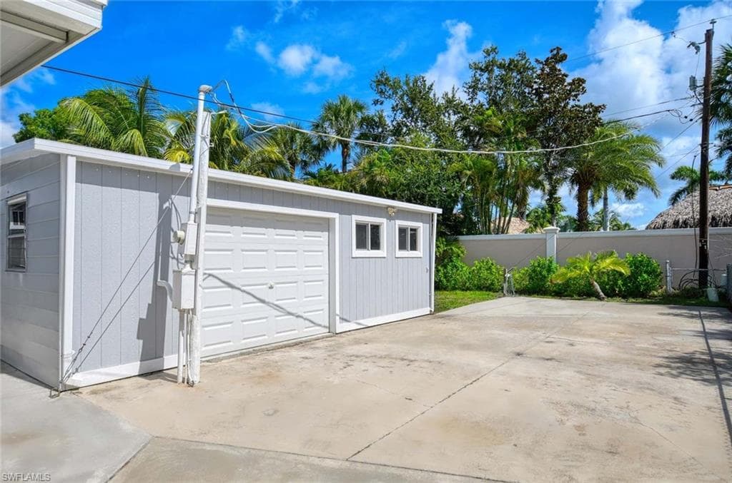 2 Sonderhen Dr, Naples, FL 34114-6