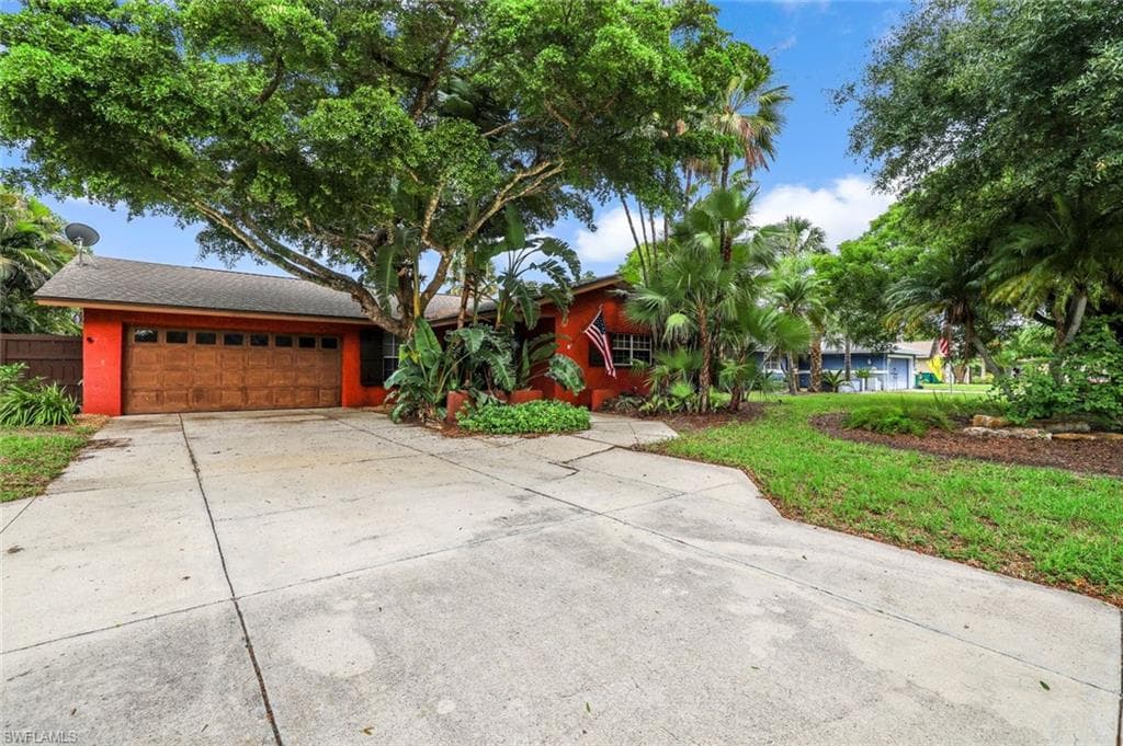 150 Big Springs Dr, Naples, FL 34113-17