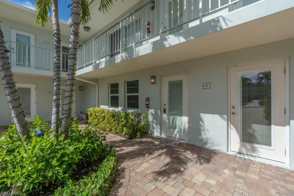 604 12th Ave S 604, Naples, FL 34102-2