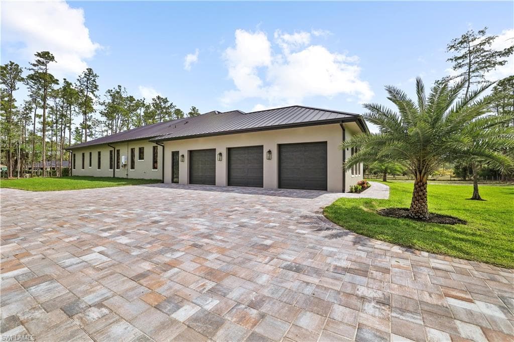 5174 Sycamore Dr, Naples, FL 34119-4