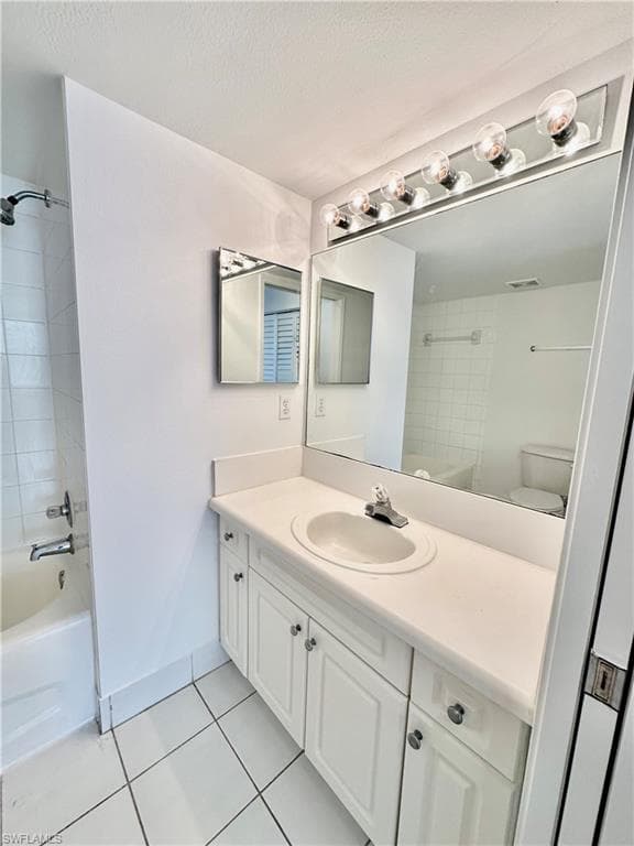 1260 Wildwood Lakes Blvd 204, Naples, FL 34104-9