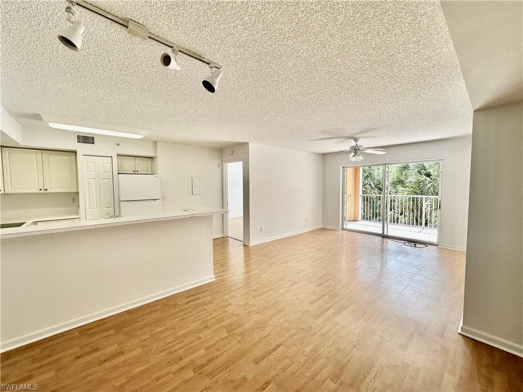 1260 Wildwood Lakes Blvd 204, Naples, FL 34104-1
