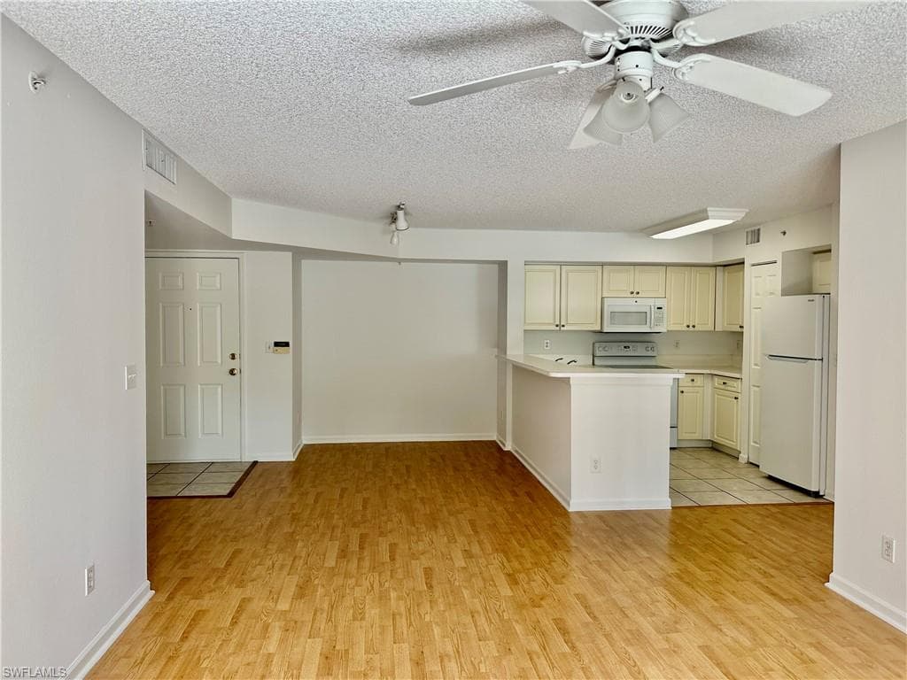 1260 Wildwood Lakes Blvd 204, Naples, FL 34104-4