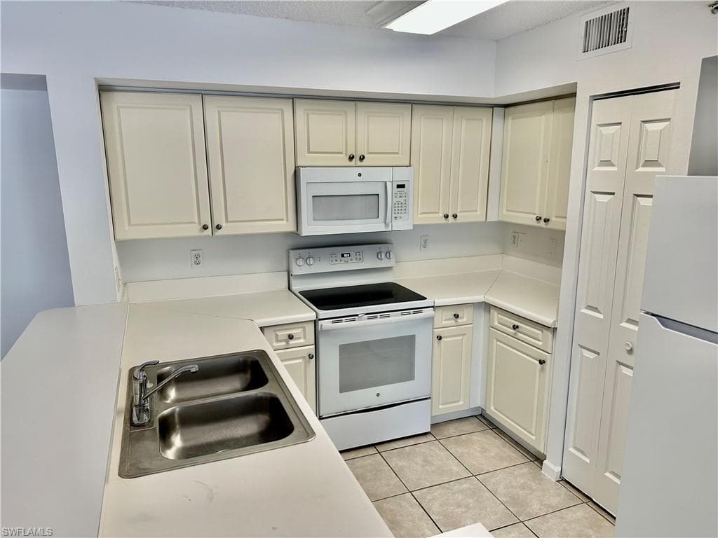 1260 Wildwood Lakes Blvd 204, Naples, FL 34104-5