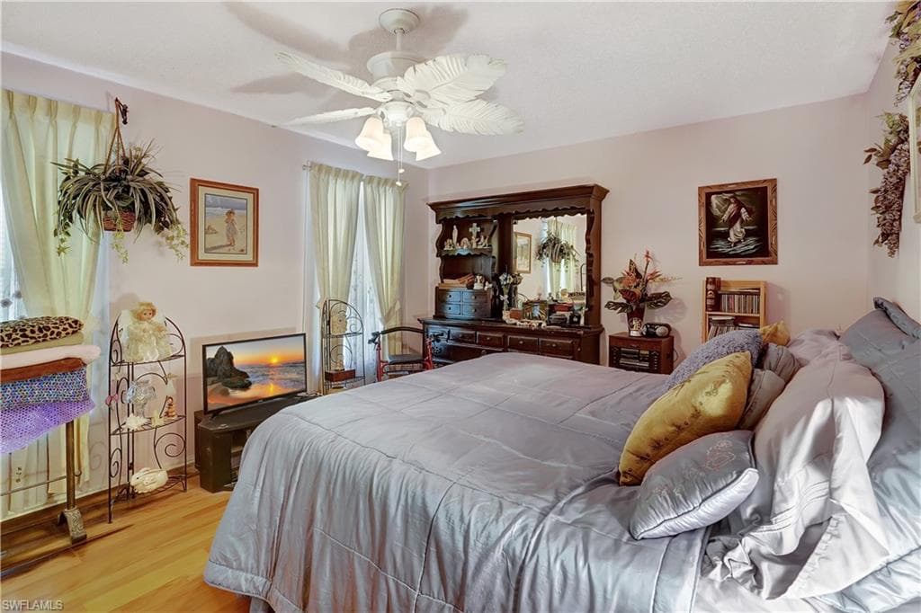 908 21st Ter, Cape Coral, FL 33990-28