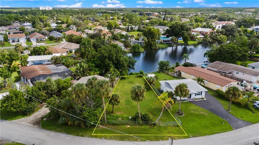 817 107th Ave N, Naples, FL 34108-4