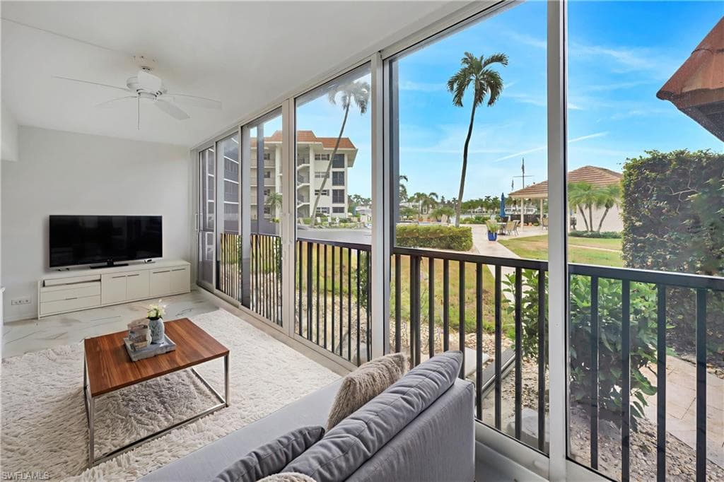 222 Harbour Dr 114, Naples, FL 34103-10