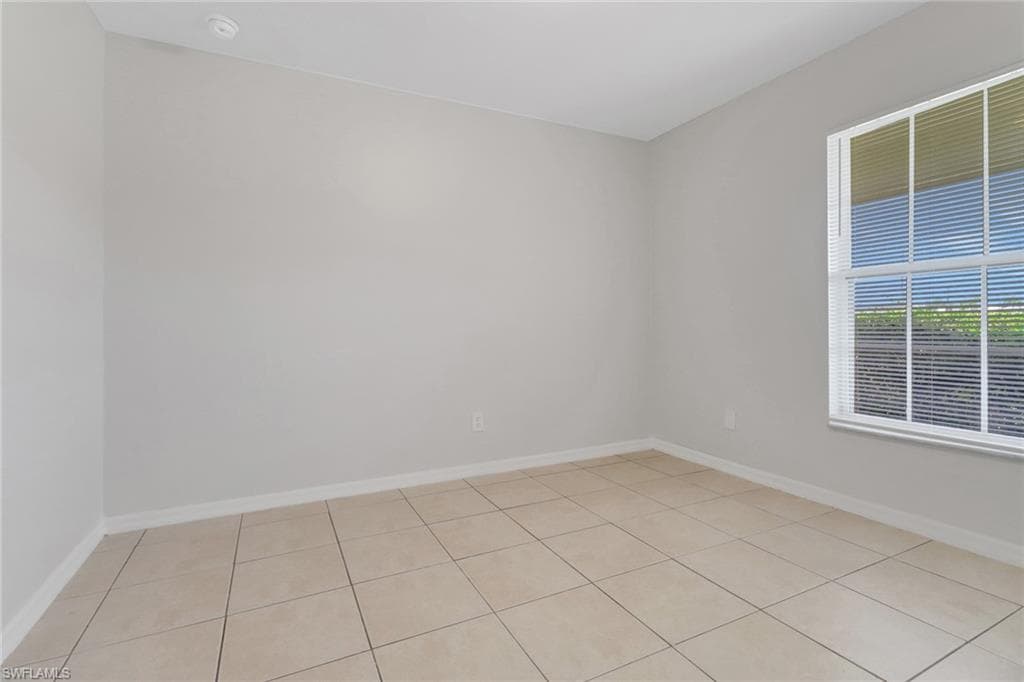 2204 18th Ter, Cape Coral, FL 33993-17