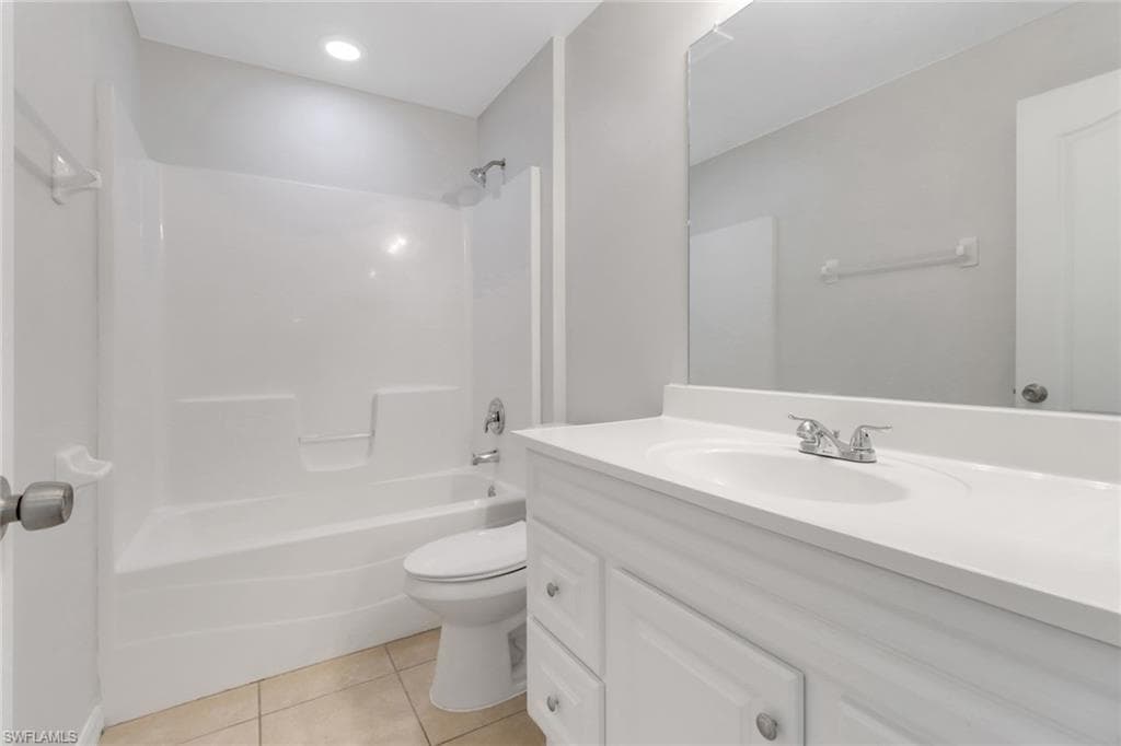 2204 18th Ter, Cape Coral, FL 33993-19