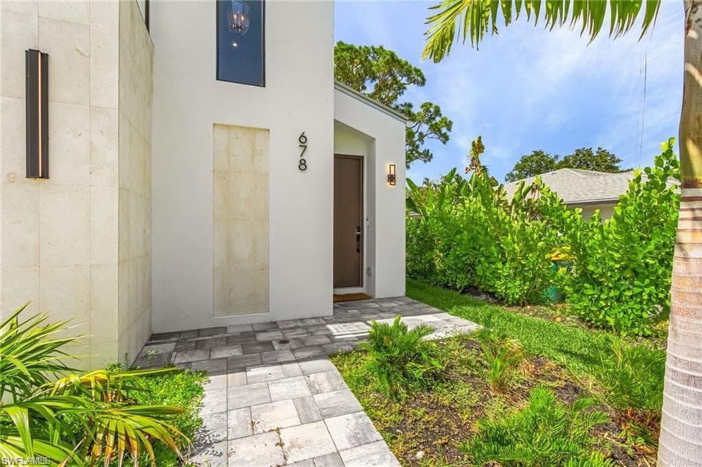 678 95th Ave N, Naples, FL 34108-3