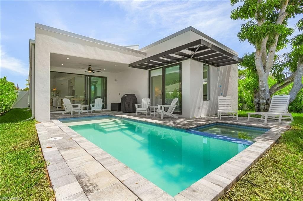 678 95th Ave N, Naples, FL 34108-4