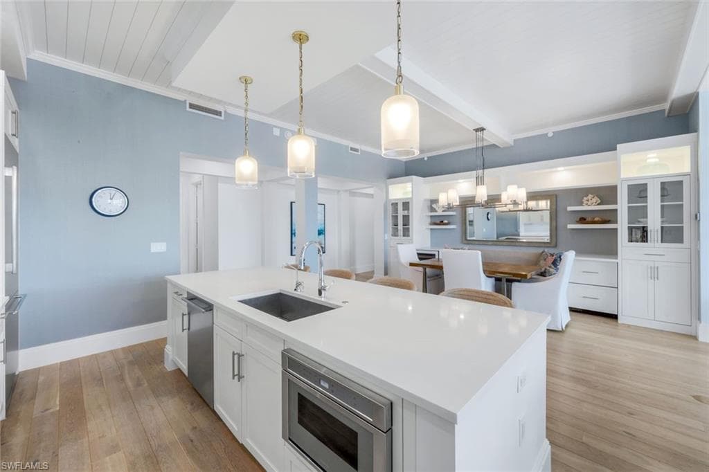 875 6th Ave S 303, Naples, FL 34102-16