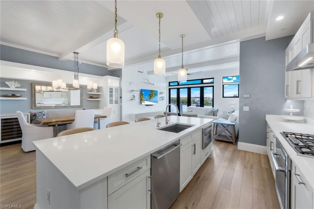875 6th Ave S 303, Naples, FL 34102-17