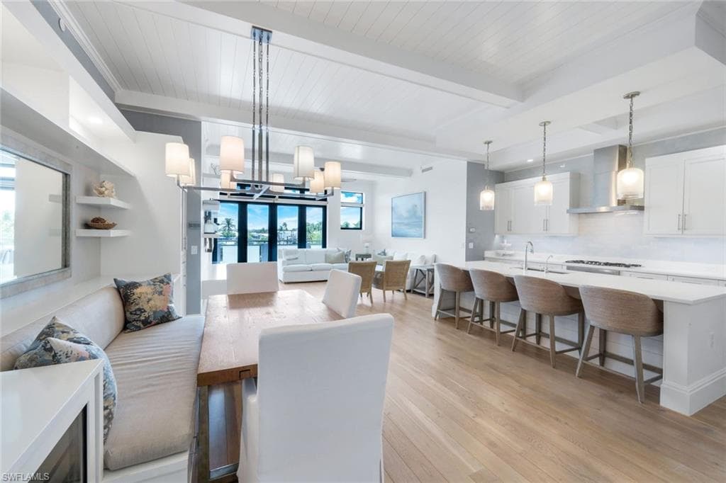 875 6th Ave S 303, Naples, FL 34102-18