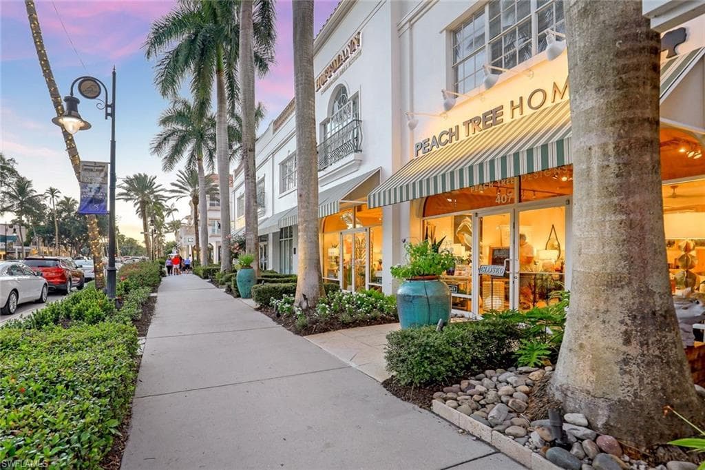 875 6th Ave S 303, Naples, FL 34102-1