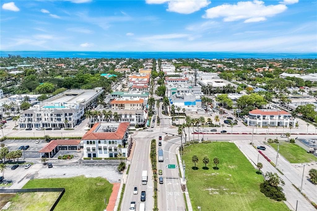 875 6th Ave S 303, Naples, FL 34102-3