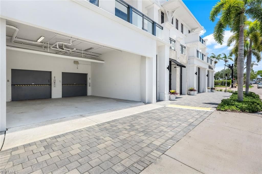 875 6th Ave S 303, Naples, FL 34102-41