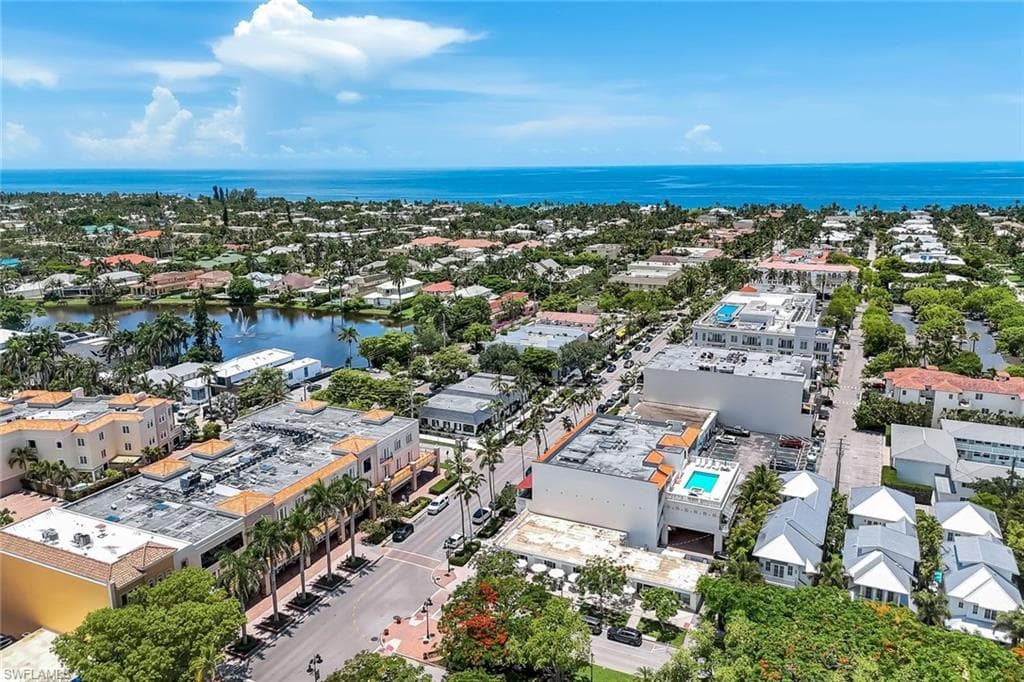 875 6th Ave S 303, Naples, FL 34102-5