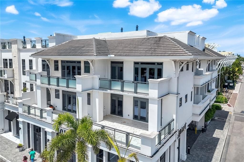 875 6th Ave S 303, Naples, FL 34102-8