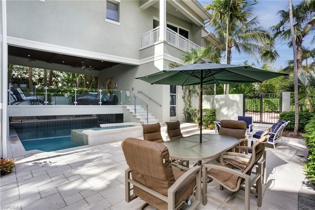 12 6th St S, Naples, FL 34102-9