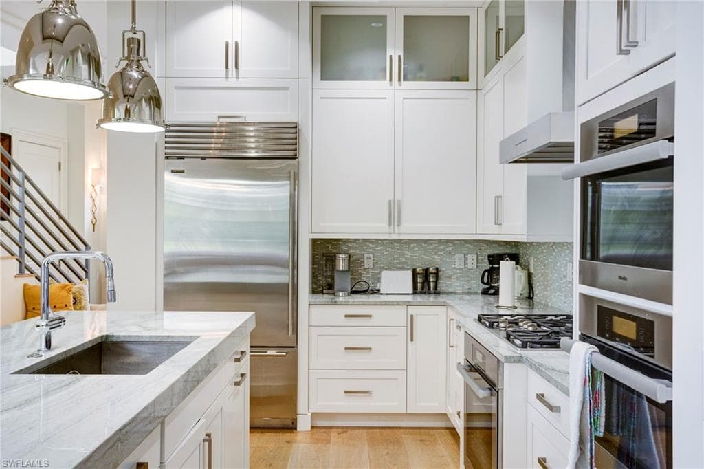 12 6th St S, Naples, FL 34102-15