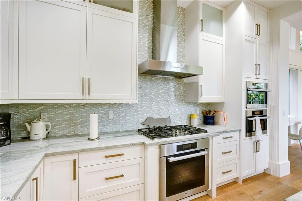 12 6th St S, Naples, FL 34102-16