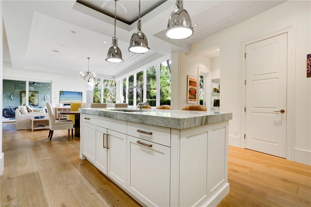 12 6th St S, Naples, FL 34102-17