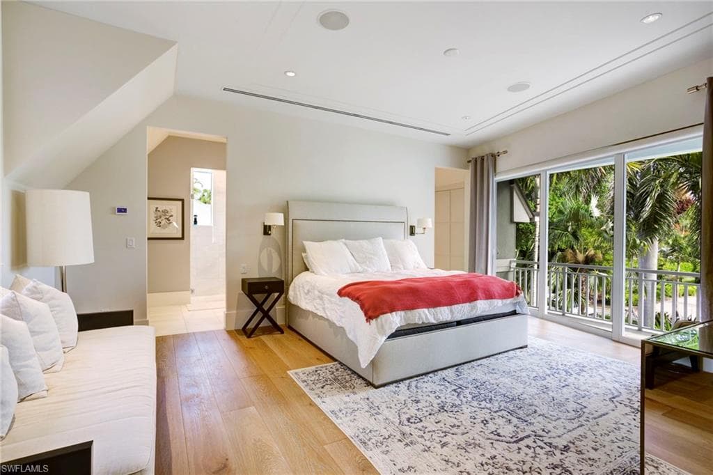12 6th St S, Naples, FL 34102-23