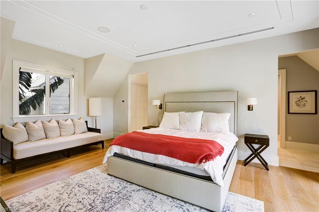 12 6th St S, Naples, FL 34102-25
