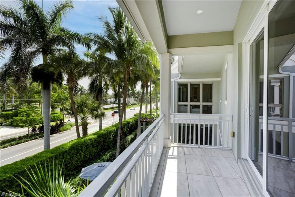 12 6th St S, Naples, FL 34102-26