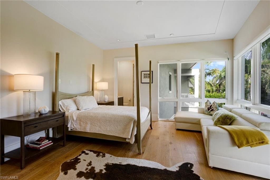 12 6th St S, Naples, FL 34102-32