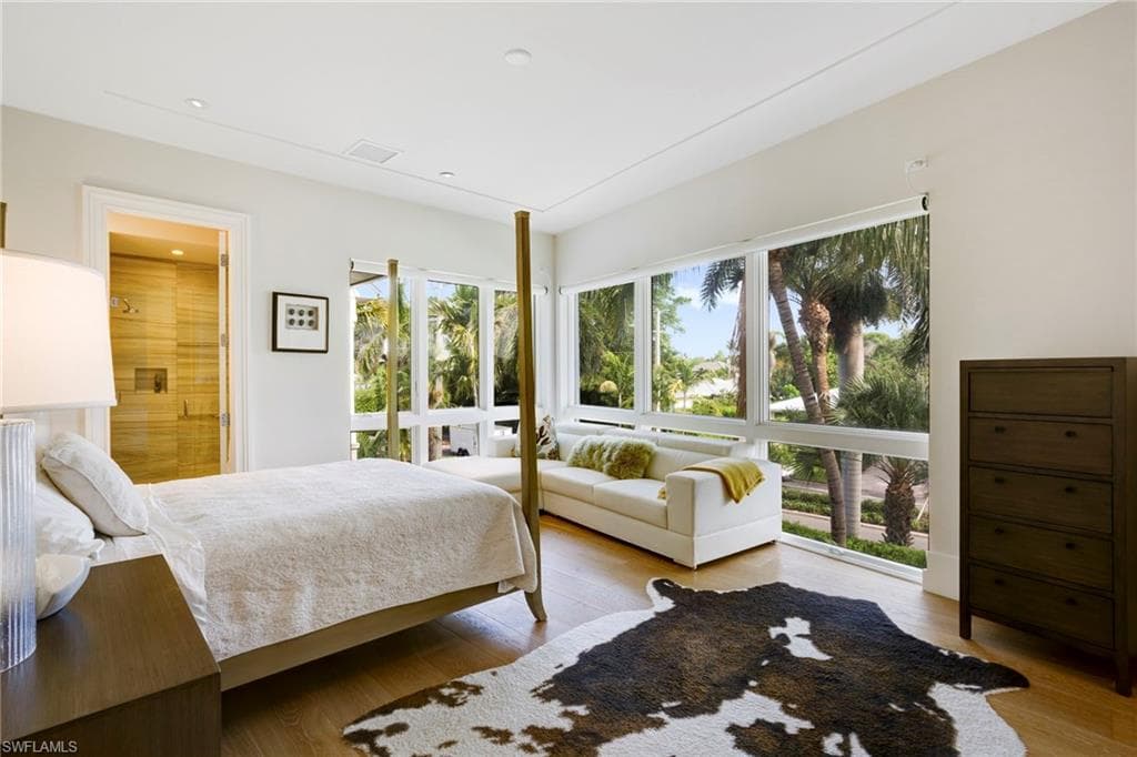 12 6th St S, Naples, FL 34102-33