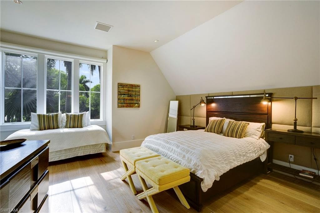 12 6th St S, Naples, FL 34102-39