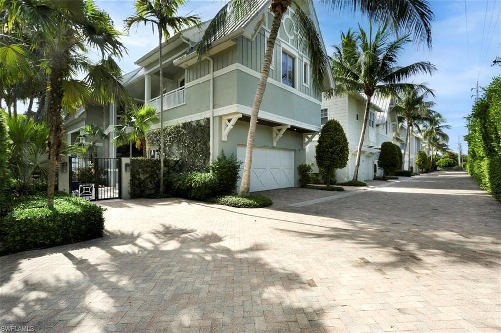 12 6th St S, Naples, FL 34102-4