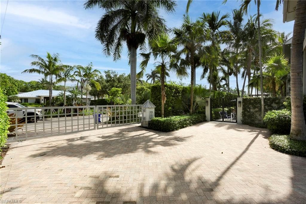 12 6th St S, Naples, FL 34102-5