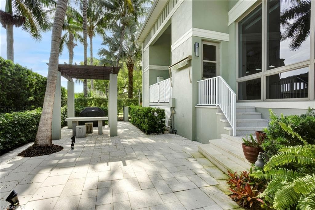 12 6th St S, Naples, FL 34102-6