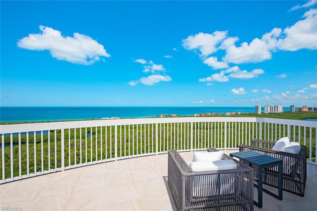 7117 Pelican Bay Blvd Penthouse 17, Naples, FL 34108-2