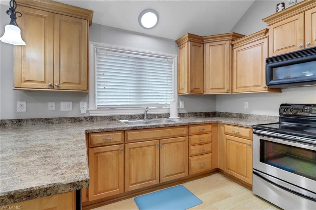 4323 Silver Fox Dr, Naples, FL 34119-26