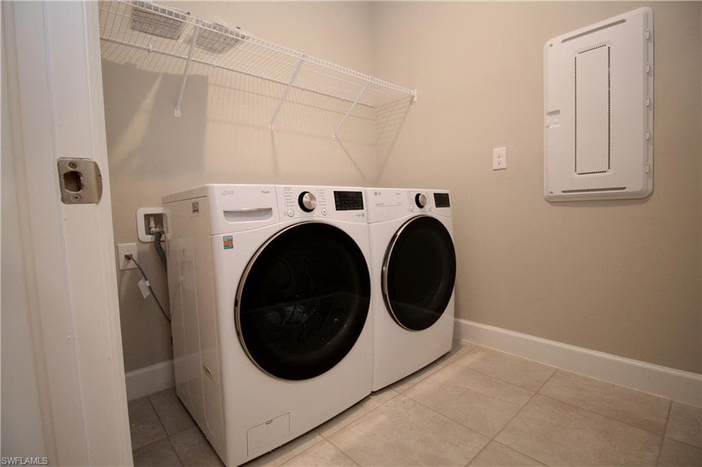 2051 Grove Dr, Naples, FL 34120-28