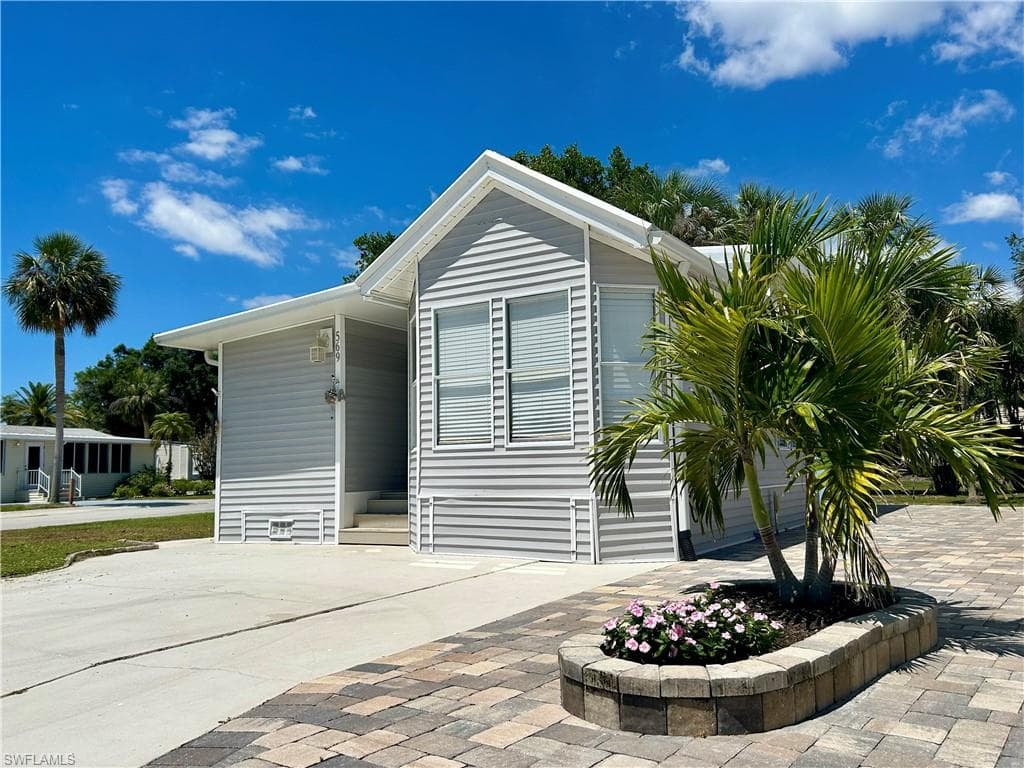 569 Bass Ln 569, Naples, FL 34114-2