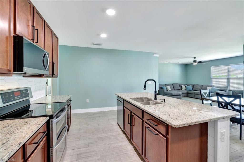 692 Hadley St E, Naples, FL 34104-9