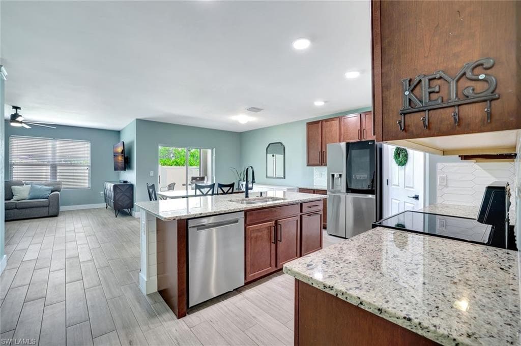 692 Hadley St E, Naples, FL 34104-10