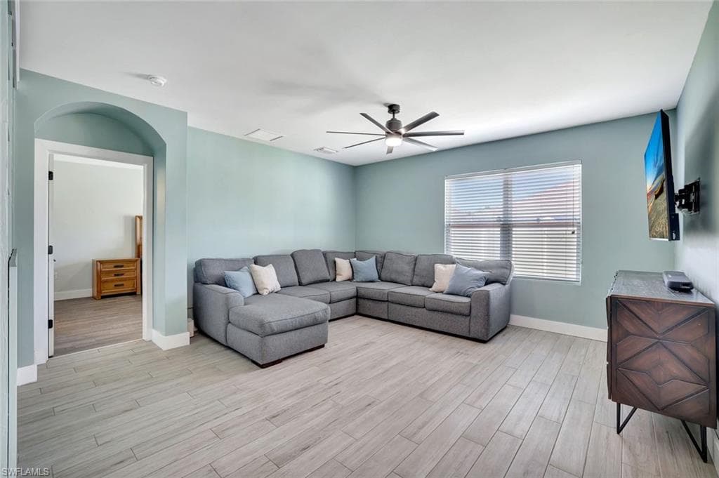 692 Hadley St E, Naples, FL 34104-11