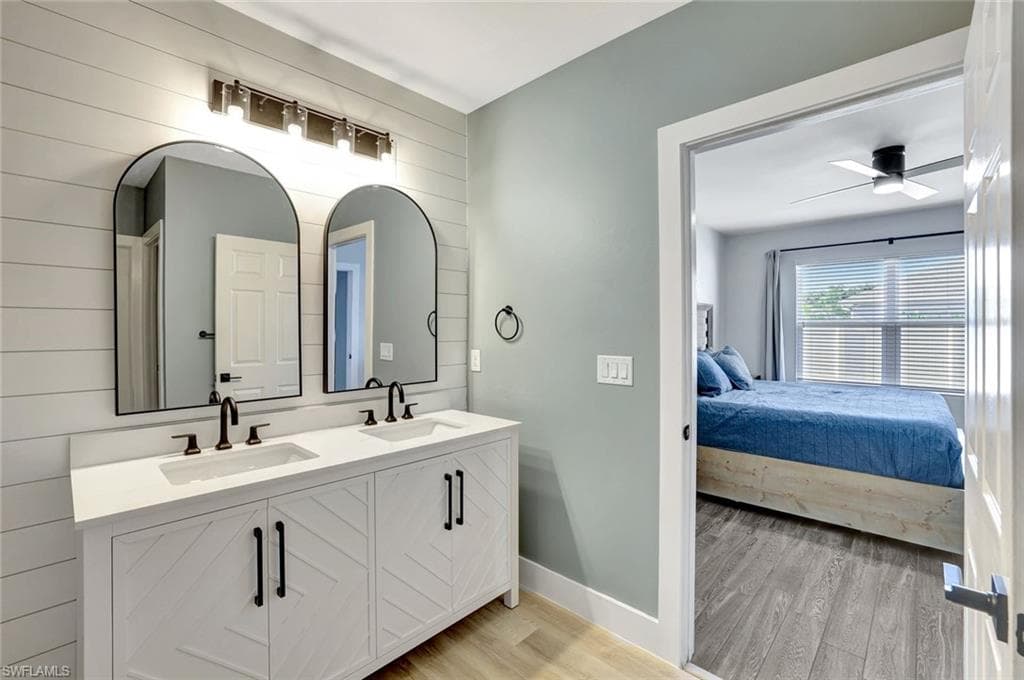 692 Hadley St E, Naples, FL 34104-19