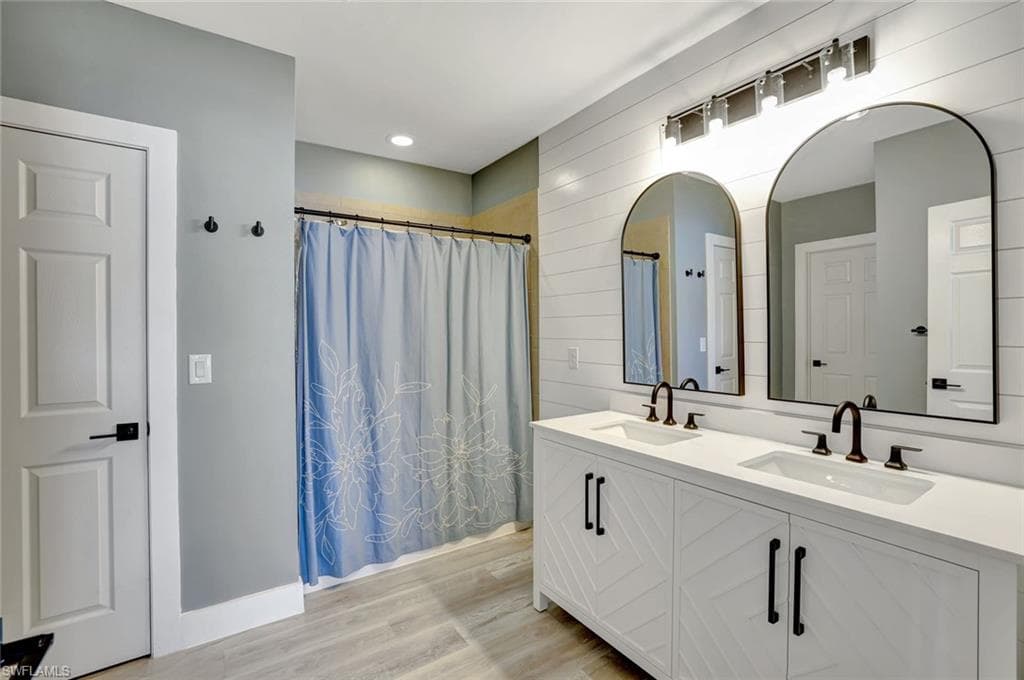 692 Hadley St E, Naples, FL 34104-20