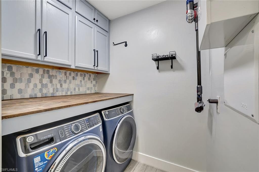 692 Hadley St E, Naples, FL 34104-26