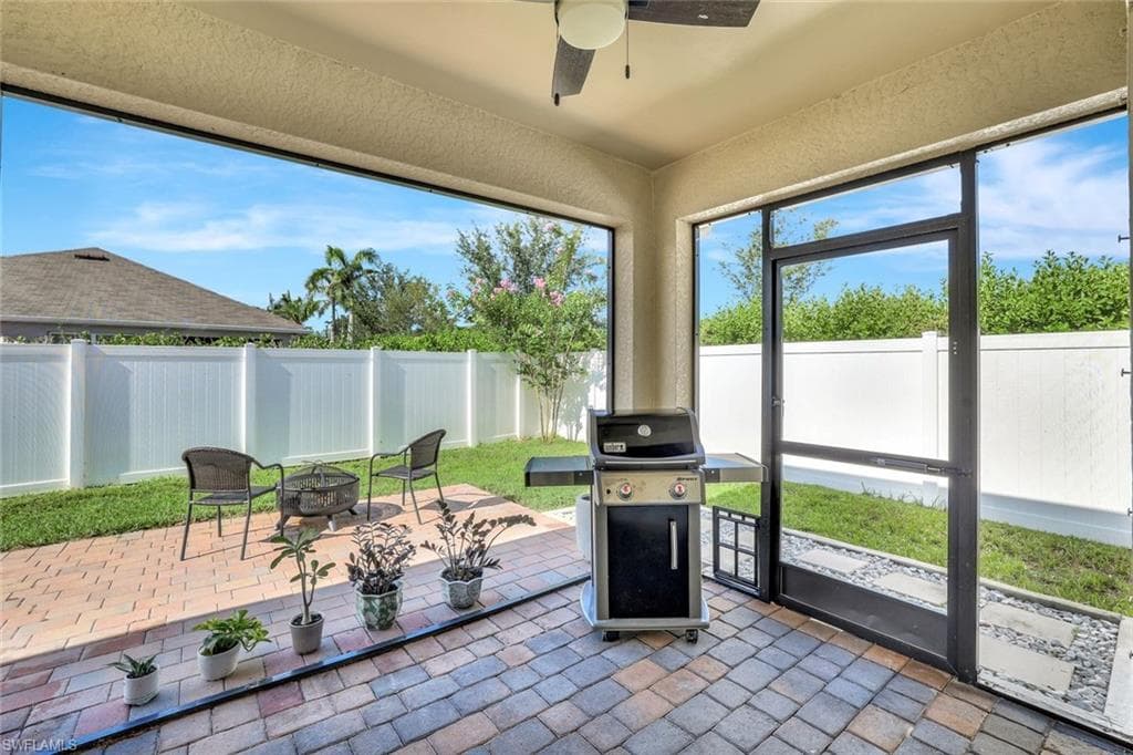 692 Hadley St E, Naples, FL 34104-28